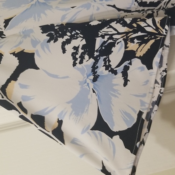 Karl Lagerfeld Floral & Leaf Print Short  Sleeve Top - Picture 4 of 9